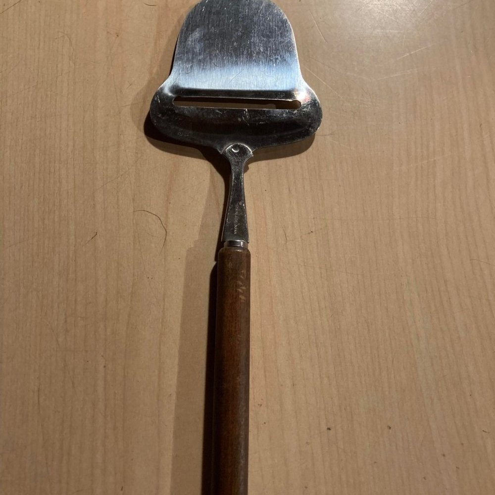 Vintage Spur Rustfri Stainless Steel Metal Cheese Slicer Mahogany Handle